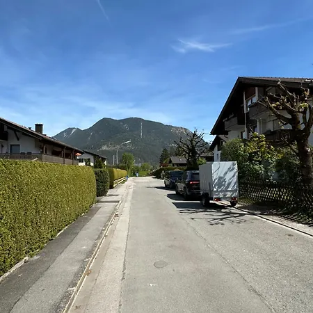 Gary Mit Zwei Terrassen Und Garten