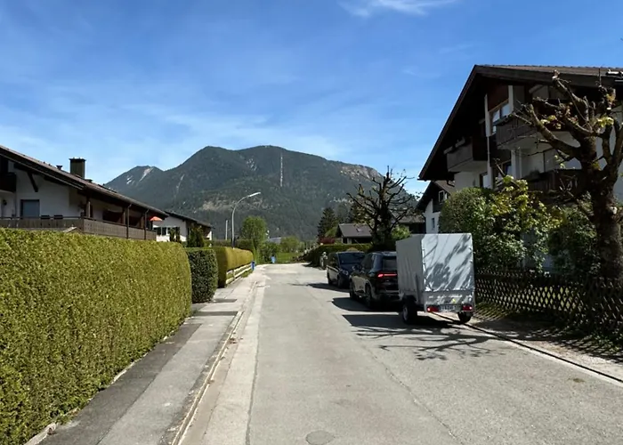 Gary Mit Zwei Terrassen Und Garten