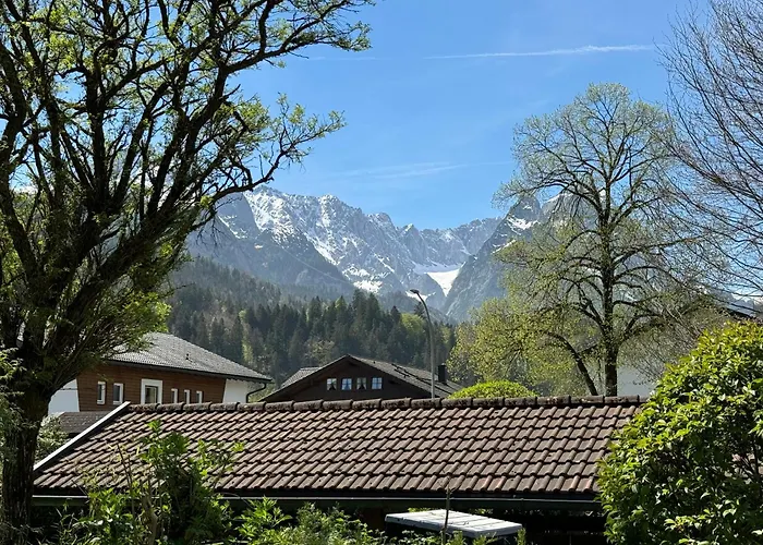 Gary Mit Zwei Terrassen Und Garten